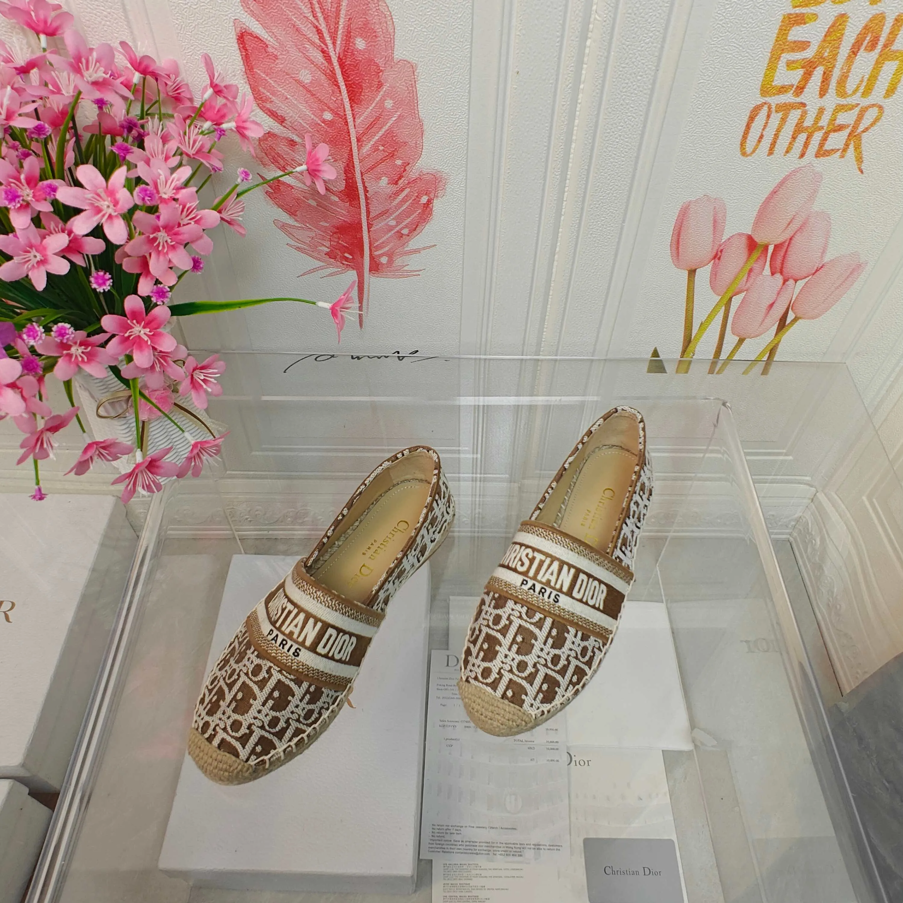 👟👟Ex-factory price 440👟👟 Top quality Dior Granville espadrille embroidery Upper: embroidered with "CHRISTIANDIOR" Craftsmanship: Purely hand-sewn hemp rope outsole Lining: Imported soft and breathable sheep lining with padded feet Code number: 35-40 (customized at 34.41.42) Outsole: Exclusive molded rubber outsole decorated with lucky star symbol